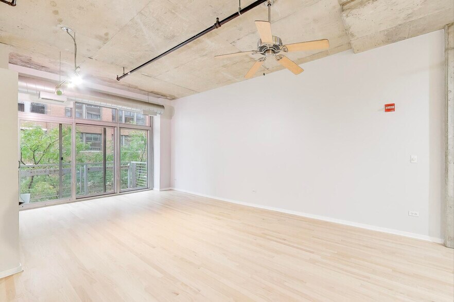 Building Photo - 933 W Van Buren St