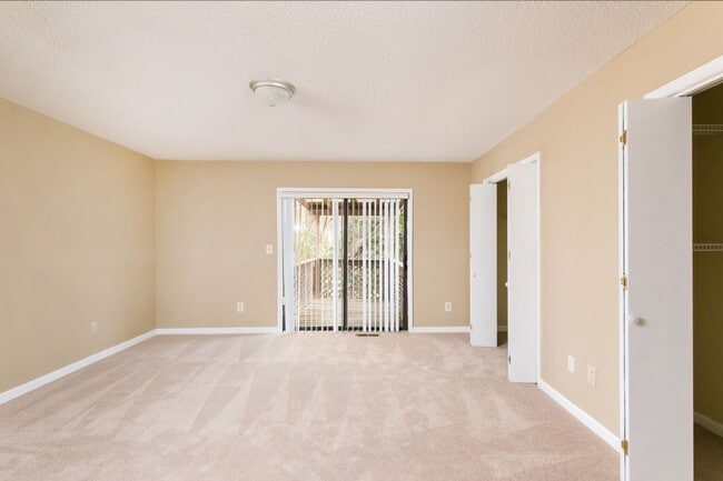 Building Photo - Chic & Spacious Townhome – 3 Beds, 3 Baths...