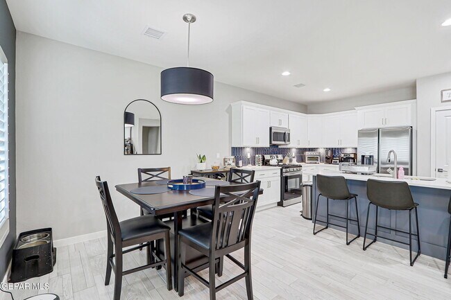 Building Photo - 325 Playa Vis St