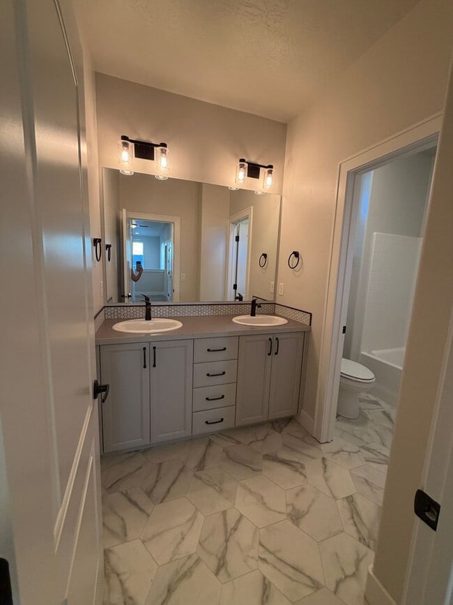 Building Photo - South Meridian Beautiful 4-Bedroom Home with a 3-Car Garage