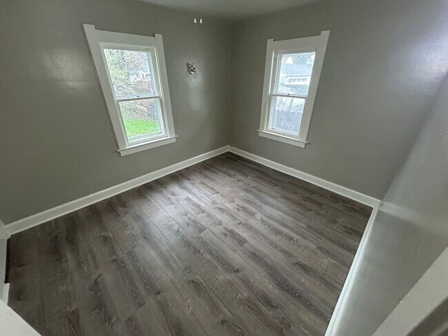 Building Photo - Cozy and freshly Updated North Toledo Home Near I-75 & Downtown