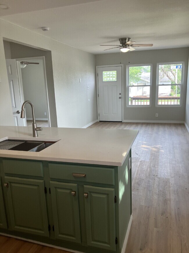 Building Photo - Fully Updated 2 Bedroom Home Near Randolph AFB