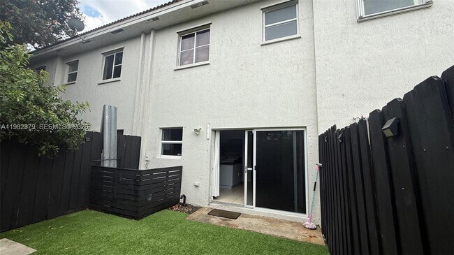 Building Photo - 3001 SE 17th Ave