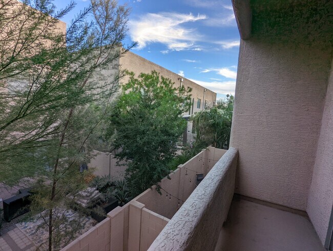 Building Photo - 2241 E Pinchot Ave