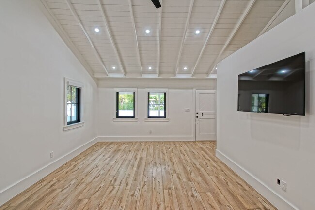 Building Photo - Completely Remodeled, Custom 3BR2BA Home w/ Spacious Floorplan, Amazing Indoor/Outdoor Space, Gat...