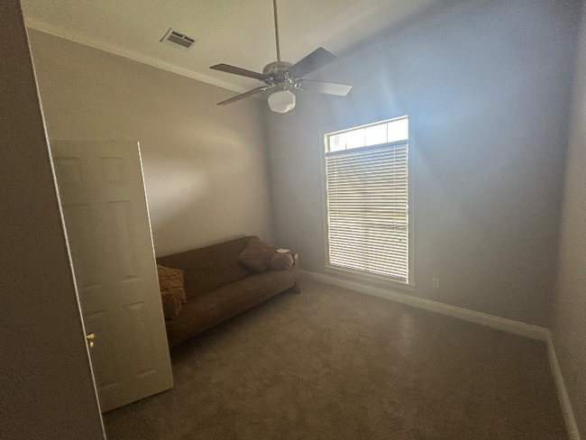 Building Photo - 205 N Rushmore Ln