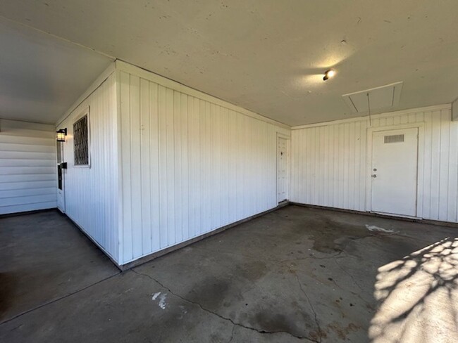 Building Photo - 3 Bedroom /1 Bath Ranch Style Home Availab...