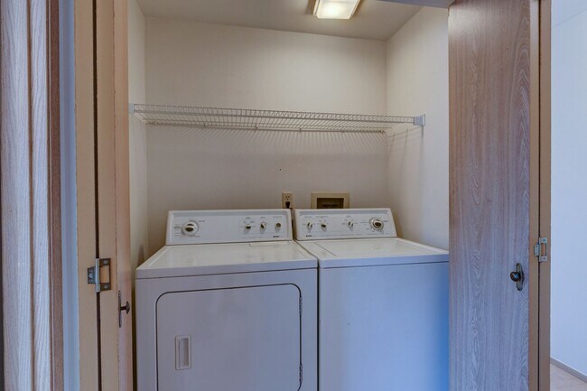 Building Photo - 2-Bedroom 1st Floor Park Place Condo - Wat...