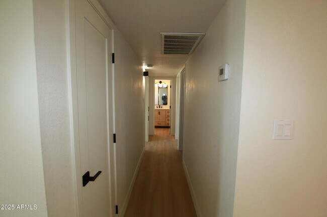 Building Photo - 443 N Sycamore