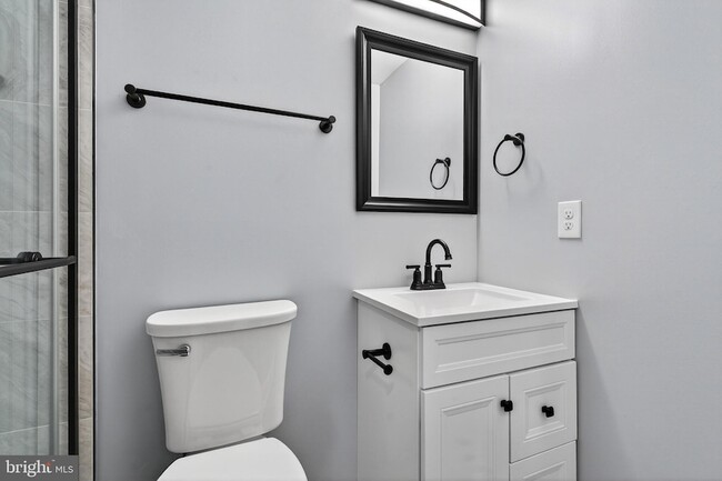 Building Photo - 2403 Kingsway Rd