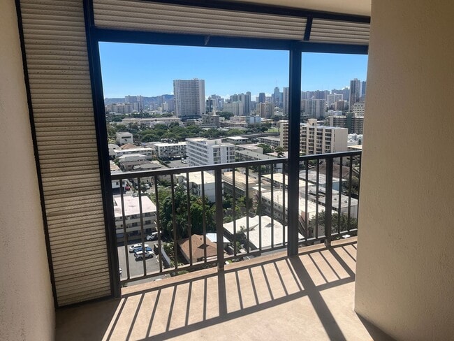 Building Photo - Must See Unit in Makiki!!!