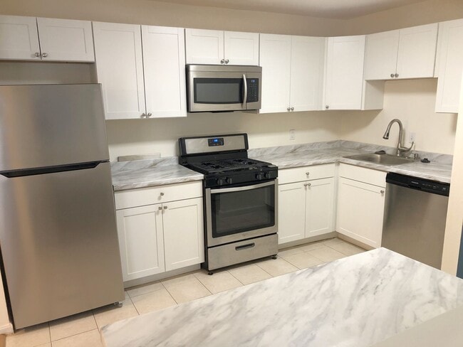 Building Photo - Nicely Updated Terrace Level  1/1 condo