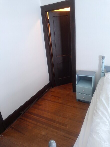 Building Photo - 54 Crane St