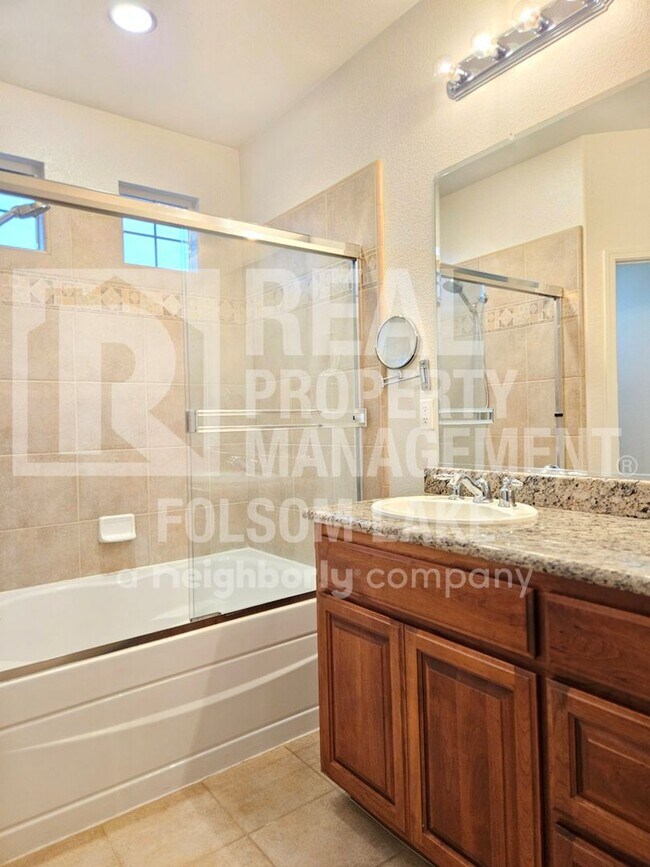 Building Photo - Spacious 3 bedroom 2.5 bath in North Natomas