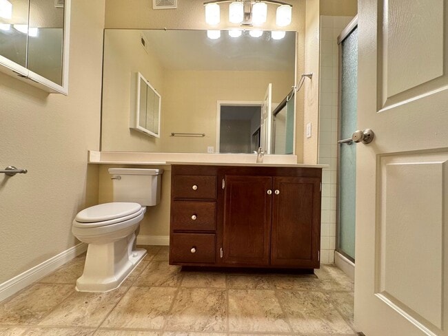 Building Photo - SPACIOUS 3 BEDROOM 2 FULL BATH CONDO IN GA...