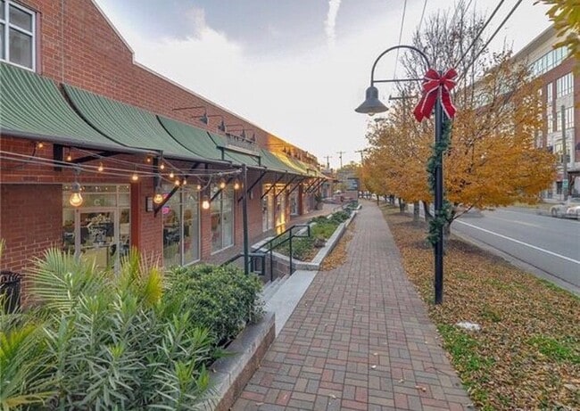 Building Photo - 2719 Selwyn Ave