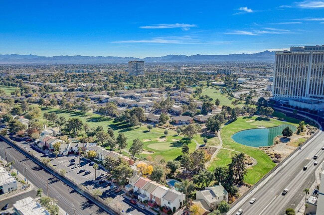 Building Photo - Turnberry Towers 2704- Strip/City Views fr...