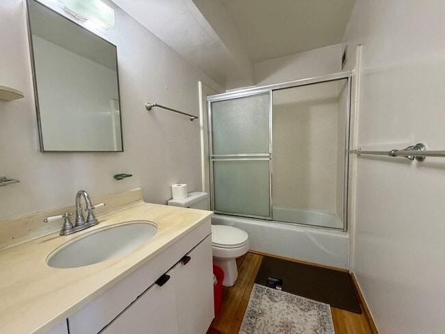 Building Photo - King Manor: Central 1 Bed, 1 Bath Apartment with 1 Parking Space