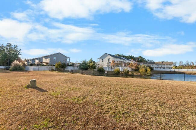 Building Photo - 2 Bed 2.5 Bath Townhome