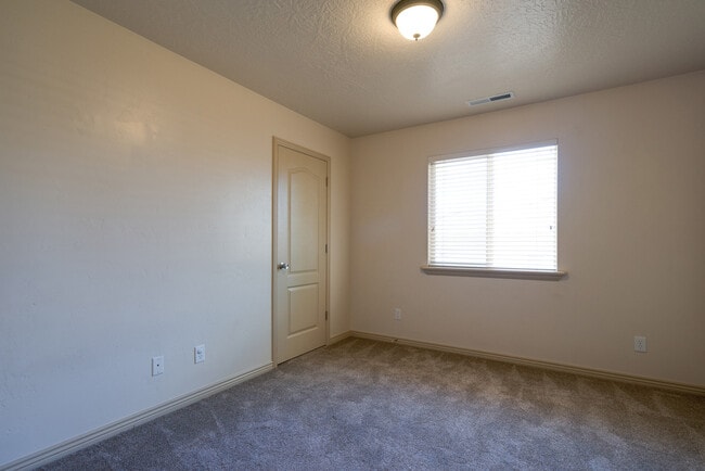 Building Photo - 4 Bedroom in The Knolls at Little Valley