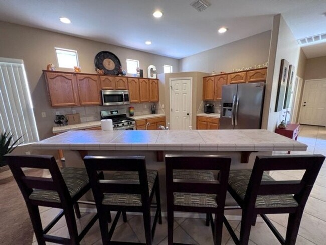 Building Photo - 2BR Vacation Home in Gated Community Bullhead Parkway with Utilities Avail 10/1