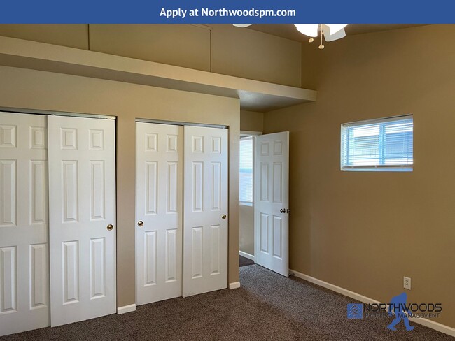 Building Photo - Nice 2 Bedroom 2 Bathroom 2 Story-Town Home-White City