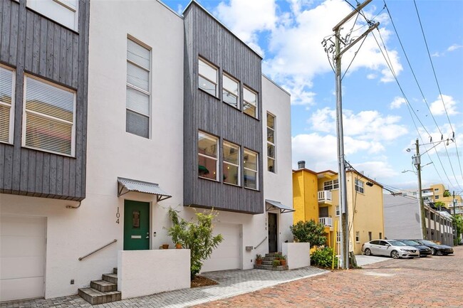 Building Photo - 106 Fareham Pl N