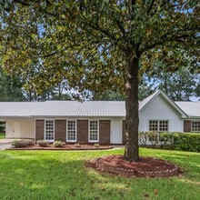 Building Photo - Beautiful 3 Bed 2 Bath Home! Available Fall 2026!