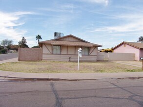 Building Photo - 3 Bedroom 2 Bathroom House FOR RENT