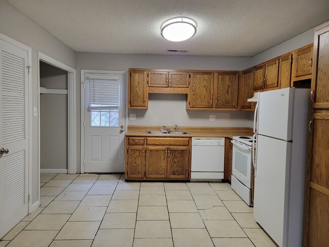 Building Photo - Section 8 accepted!!! "Charming 2-Bedroom Haven in the Heart of Decatur – Your Perfect Urban Retr...