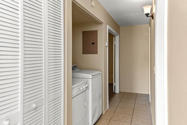 Building Photo - Winter Park Townhouse Available immediately!