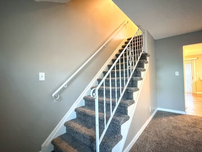 Building Photo - Updated Townhome with Covered Parking!