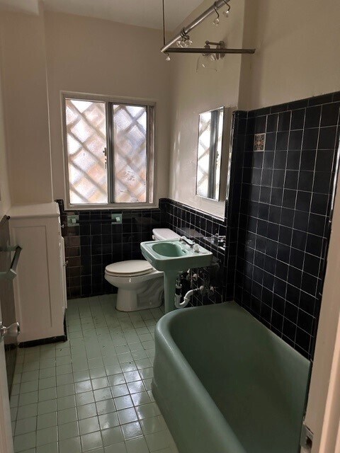 Building Photo - 152 S Sycamore Ave