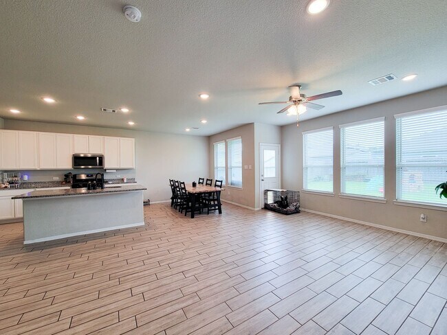 Building Photo - Beautifully updated 5-bedroom, 3.5-bath home located on a quiet cul-de-sac in a desirable Houston...
