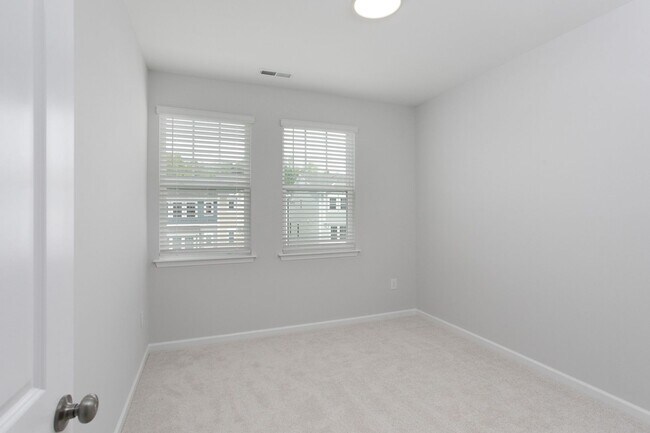 Building Photo - Gorgeous Townhome With Loads of Amenities in Ellis Crossing!