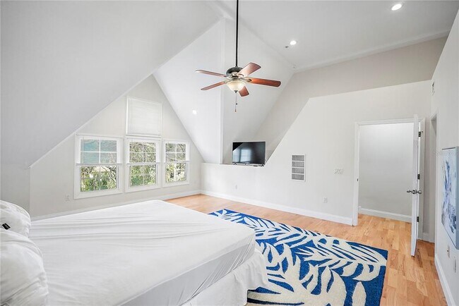 Building Photo - 832 Bay St NE