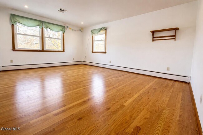 Building Photo - 113 Russell Rd