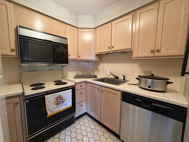 Building Photo - ***PRICE IMPROVEMENT*** - Furnished 1 Bedr...