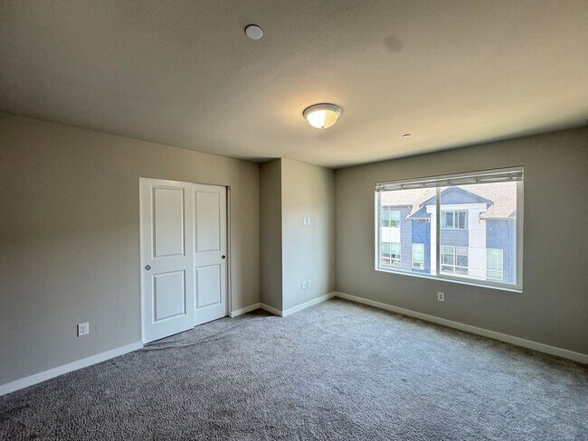 Building Photo - 3B/3B cozy townhome