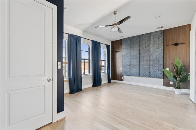 Building Photo - 1005 St Charles St