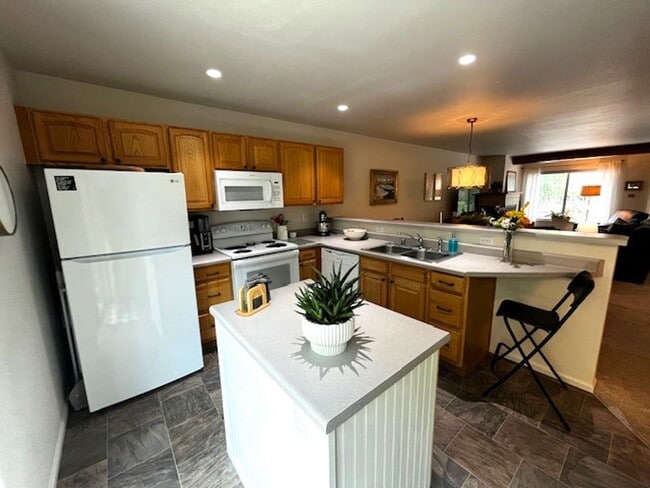 Building Photo - 213 Kestrel Ln