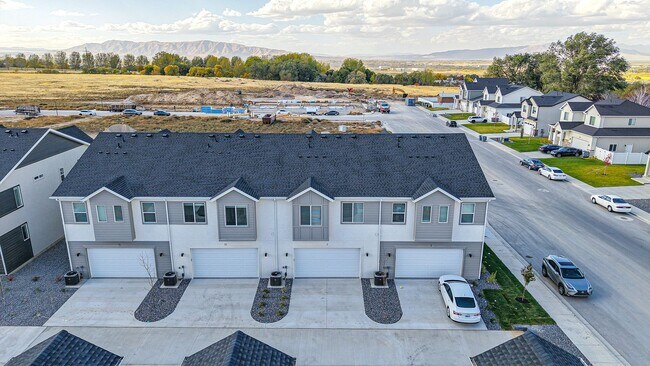 Building Photo - *No Security Deposit Required Upfront for 6 Months!  2024 Townhome. Move In Special!