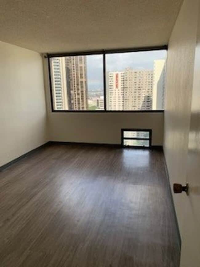 Building Photo - Kukui Plaza - 2 bedroom, 1 bath condo with 1 parking