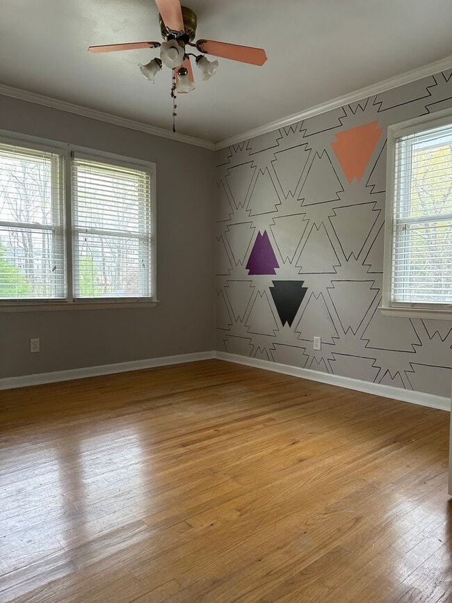 Building Photo - Large Home on the Eastside on a deadened street - Pre Lease