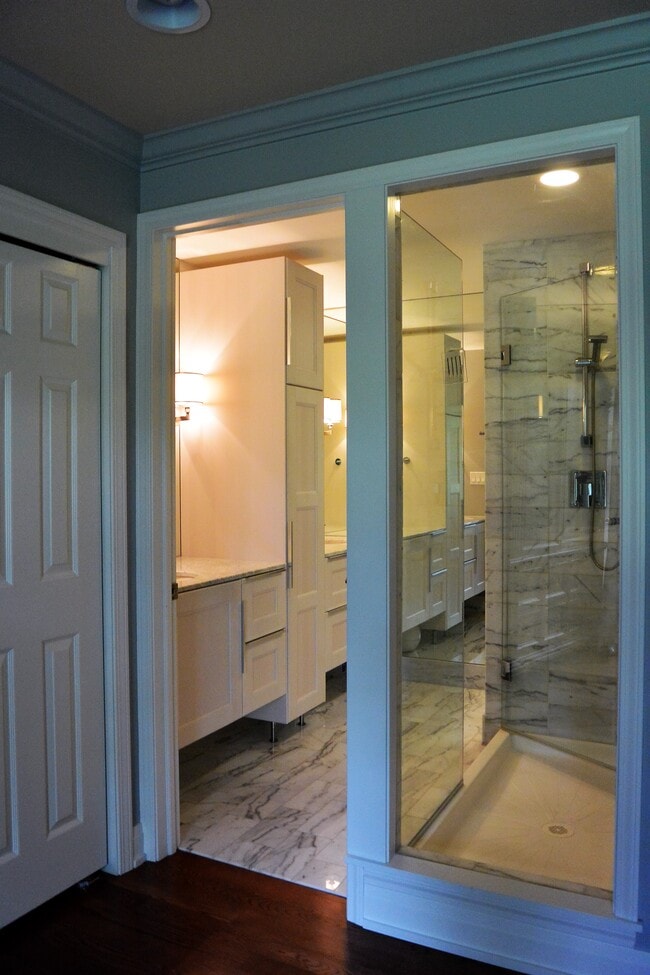 Building Photo - 328 Shoreline Rd