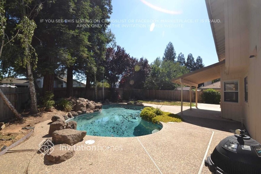 Building Photo - 238 Wren Dr