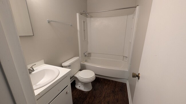 Building Photo - Spacious 2BD/2BA Duplex