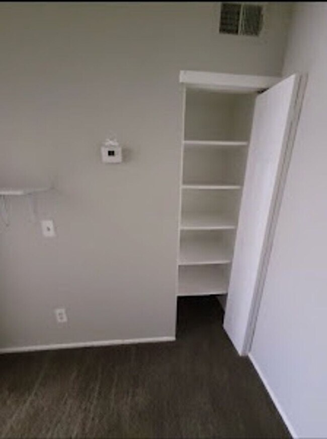 Building Photo - Charming 2BR Duplex in Surprise