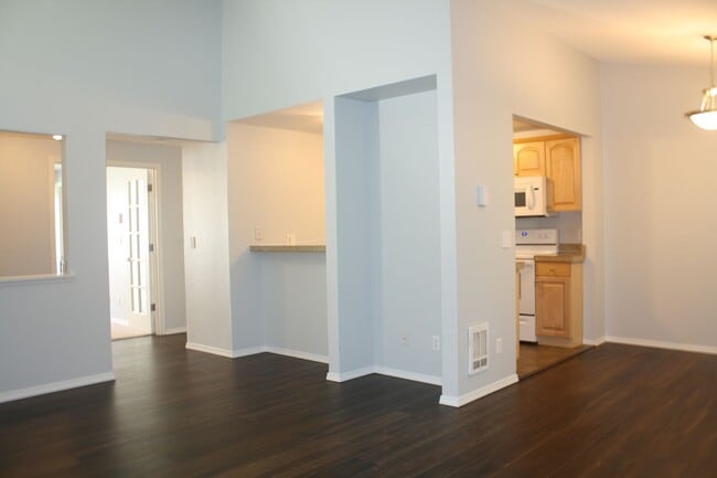 Building Photo - Top Floor 3 bdrm Mill Creek Country Club Condo Rental. Private back deck to nature reserve. Swim ...