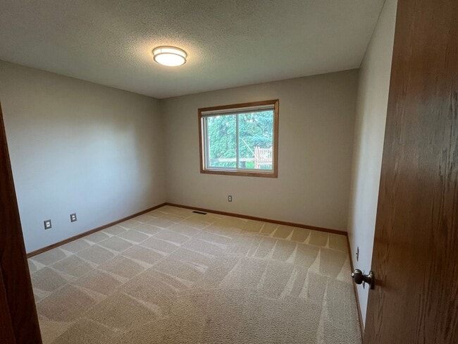 Building Photo - Beautifully Updated 4-Bed Home in Prime NW Location!